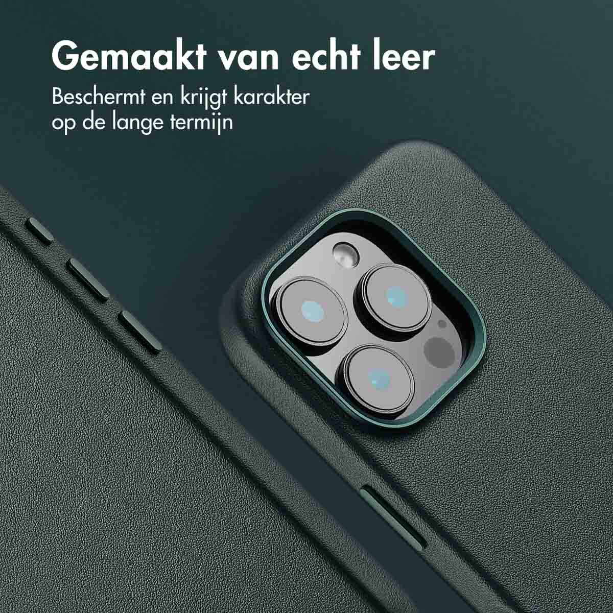 Gros plan sur une coque de téléphone vert foncé. Elle a une texture semblable au cuir et couvre le téléphone.