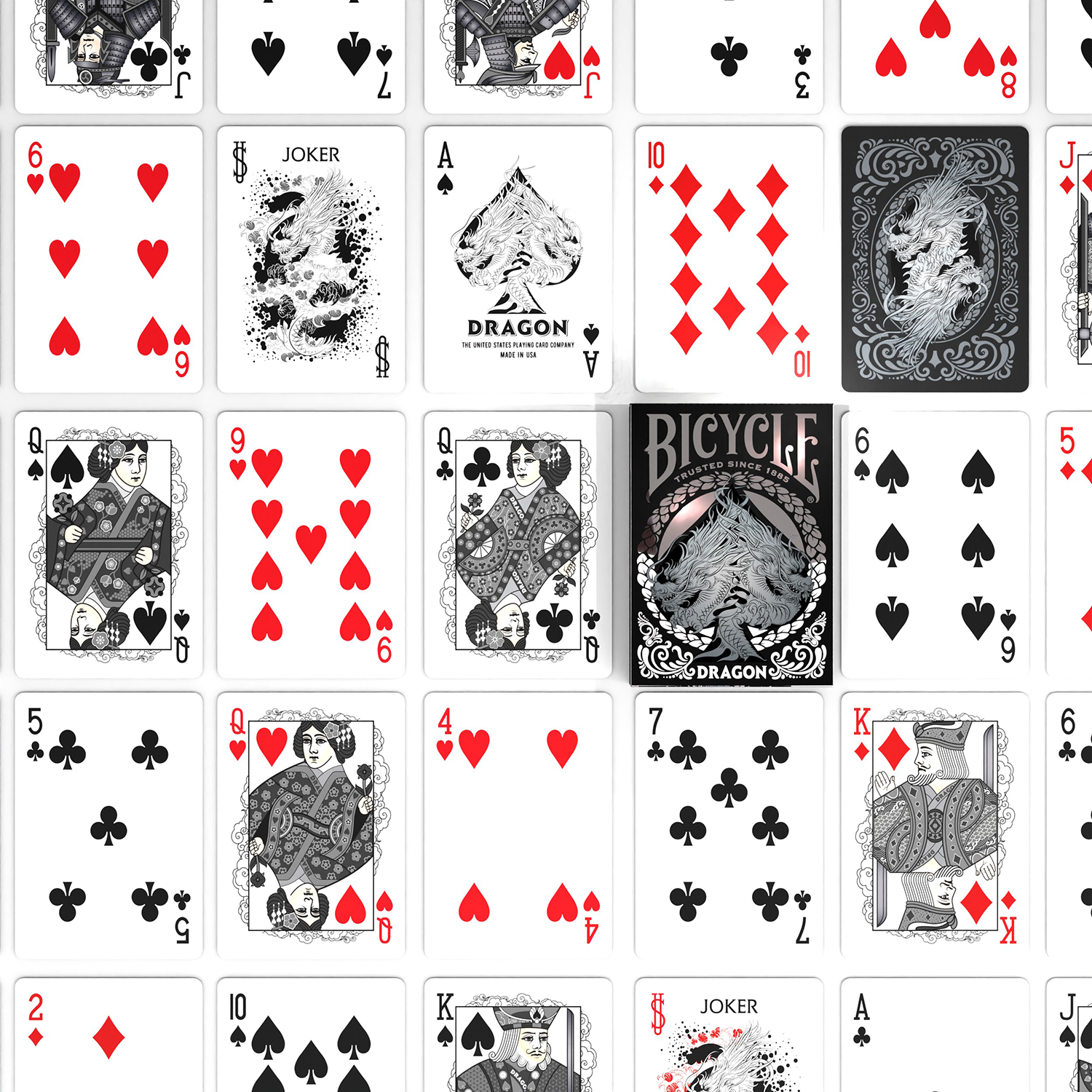 Spielkarten angeordnet, die Gesichter der Karten zeigen, mit einem Drachendesign auf der Bicycle-Markenbox.