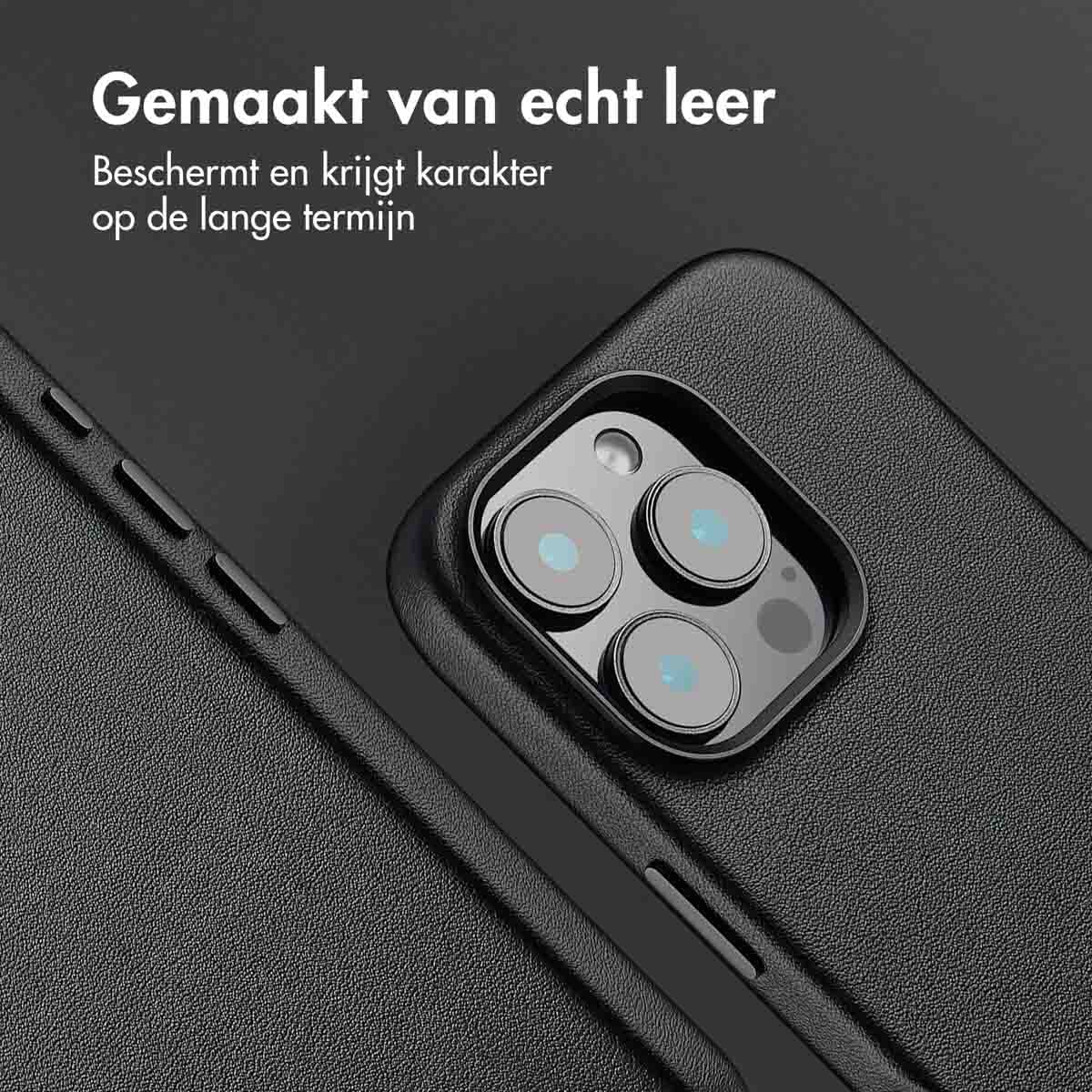 Een zwart leren telefoonhoesje met een camerabult en drie cameralenzen.