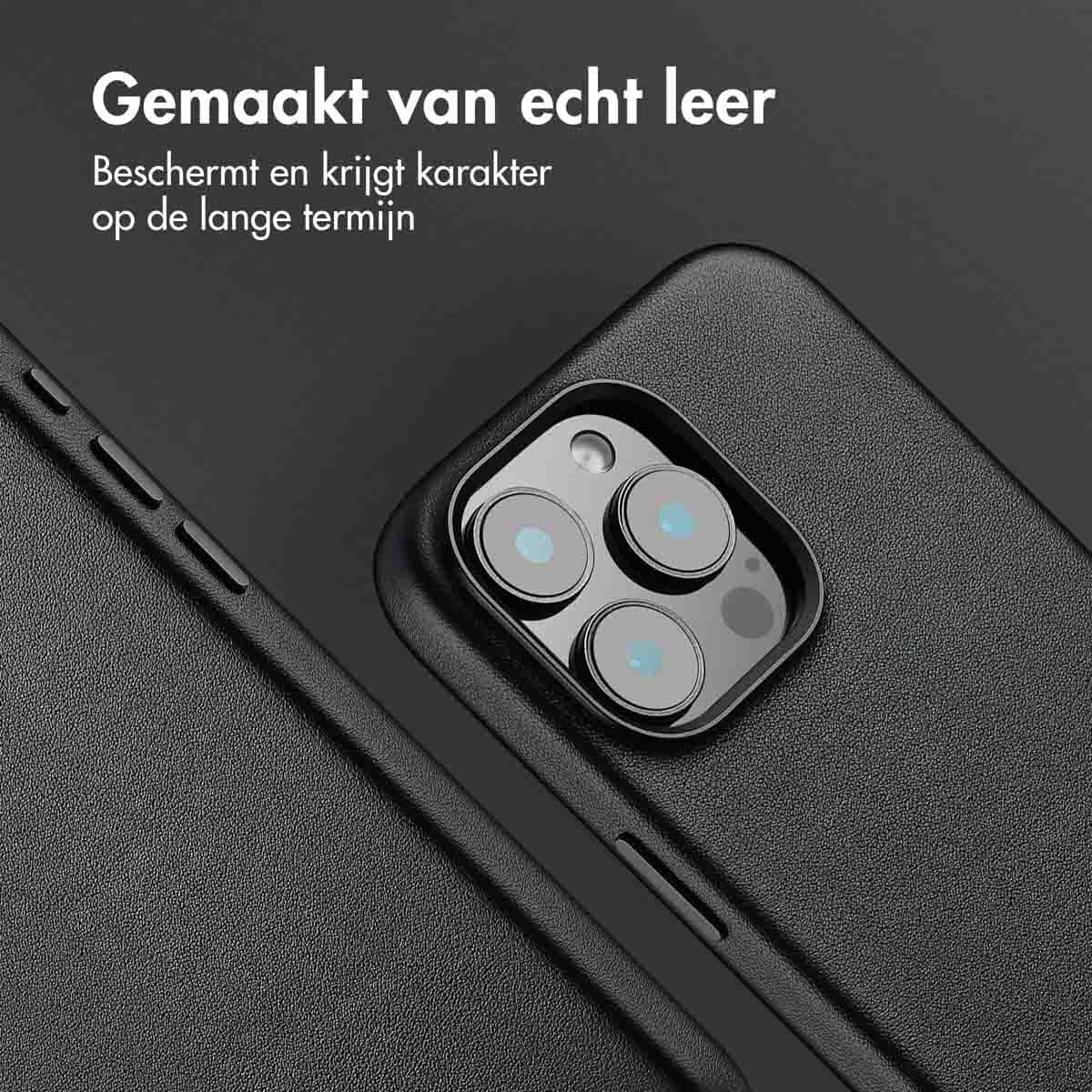 Coque de téléphone noire avec découpes pour appareil photo. Texte du produit en néerlandais.