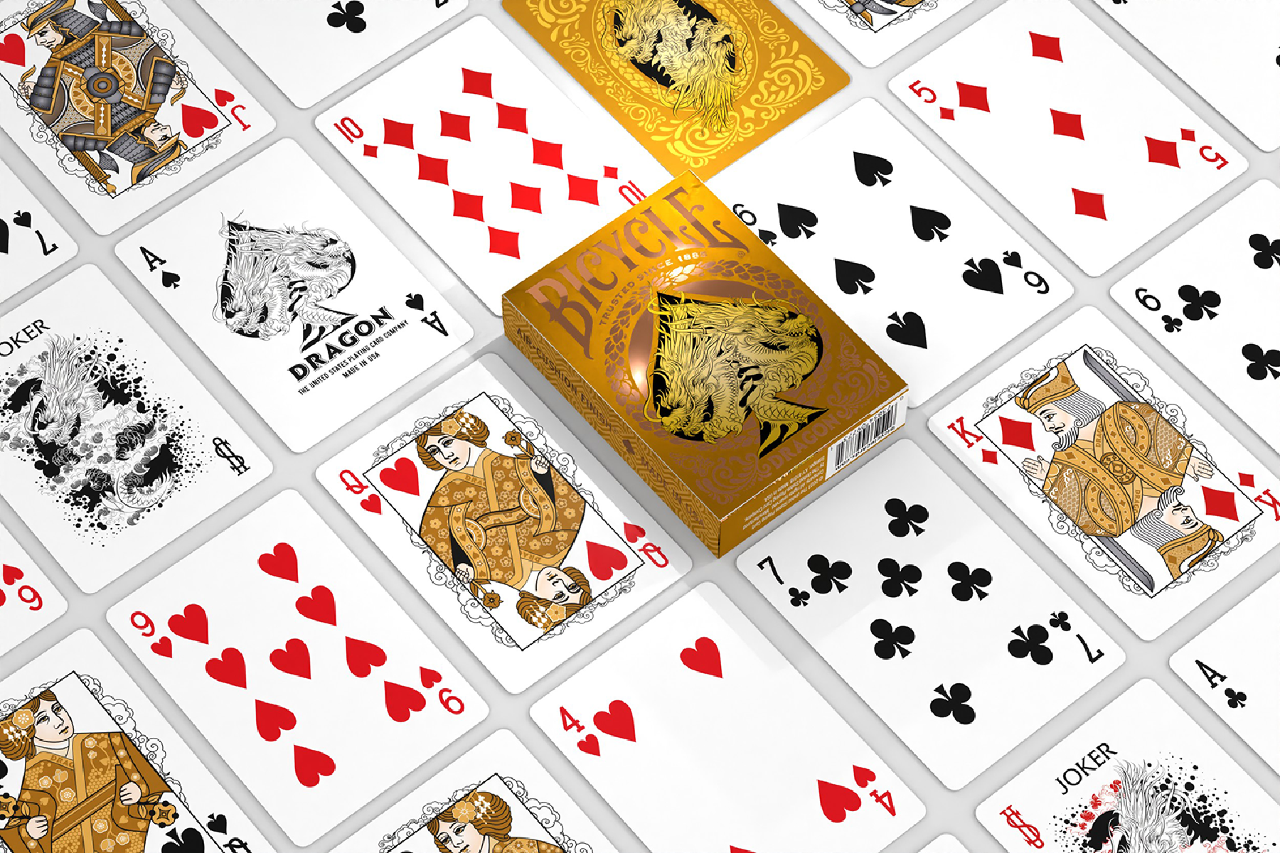 Ein Kartenspiel von Bicycle mit einem goldenen Drachendesign auf weißer Oberfläche.