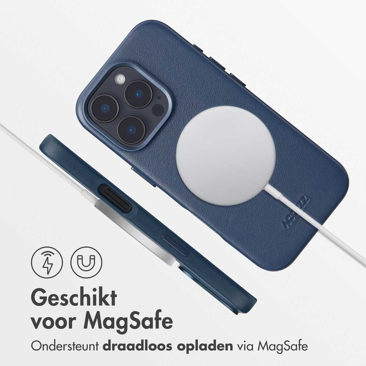 Een marineblauwe telefoonhoes met een witte, ronde MagSafe-oplader bevestigd. De hoes ligt op een wit oppervlak.