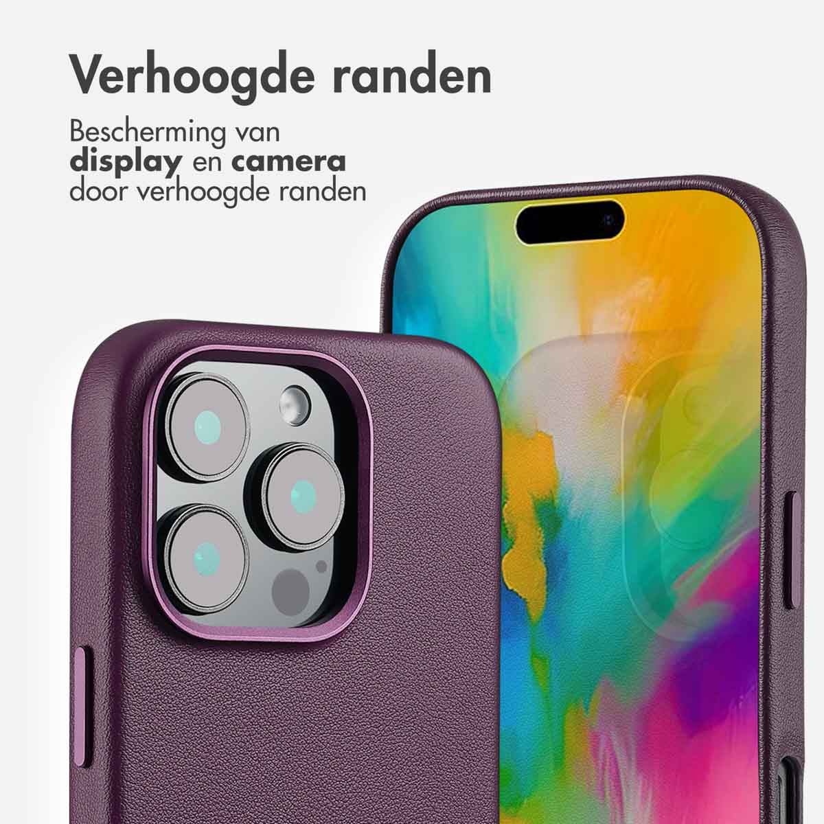 Gros plan sur une coque de téléphone violette avec bords surélevés et découpes de caméra.