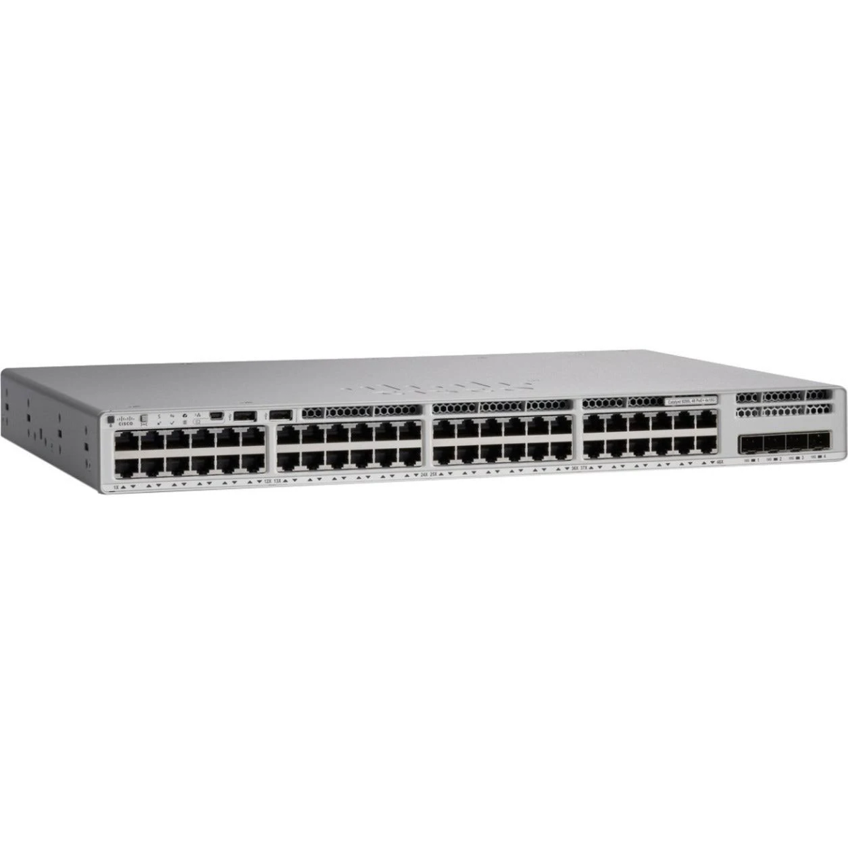 Uno switch di rete Cisco argentato con numerose porte, visto frontalmente, su una superficie bianca.