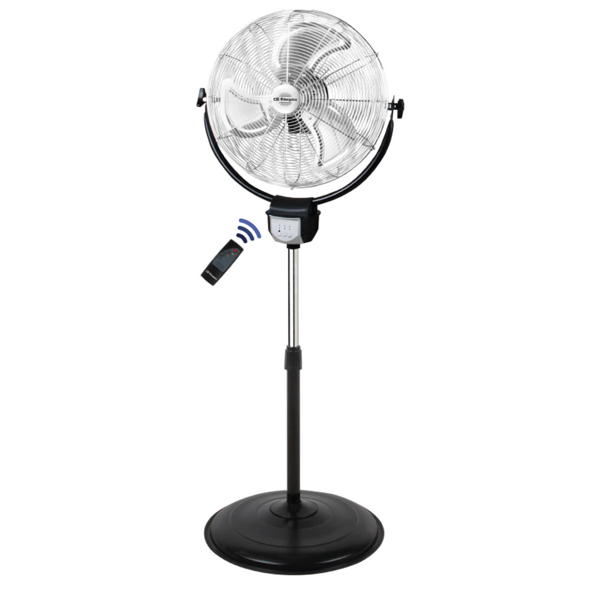 Un ventilador de pie negro con mando a distancia. El ventilador está sobre una base negra.