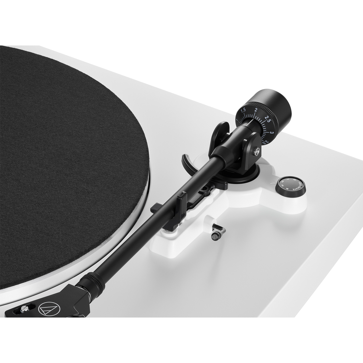 Un tocadiscos blanco con brazo y detalles negros, primer plano.