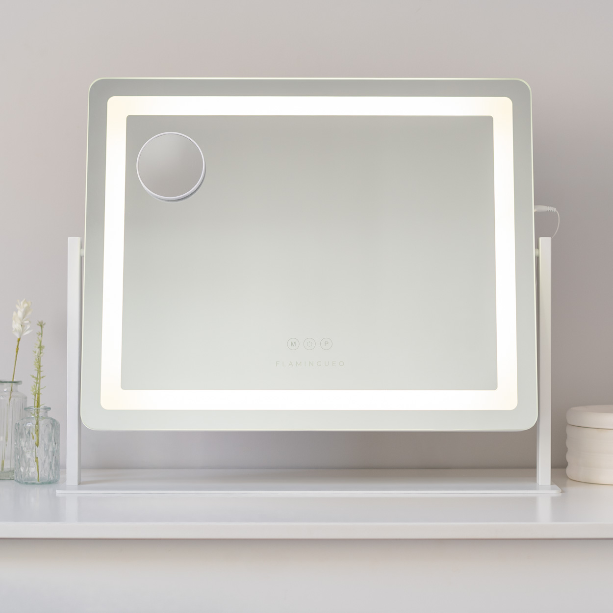 Espejo de tocador blanco con luces LED, logo FLAMINGUEO y pequeño espejo redondo.