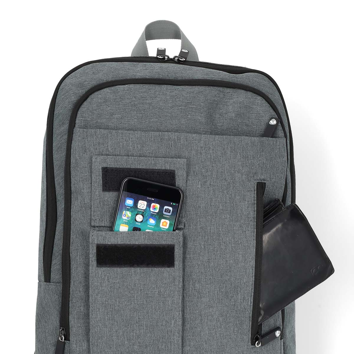 Grauer Rucksack. Schwarze Geldbörse und Telefon in den Taschen. Telefon zeigt App-Symbole.