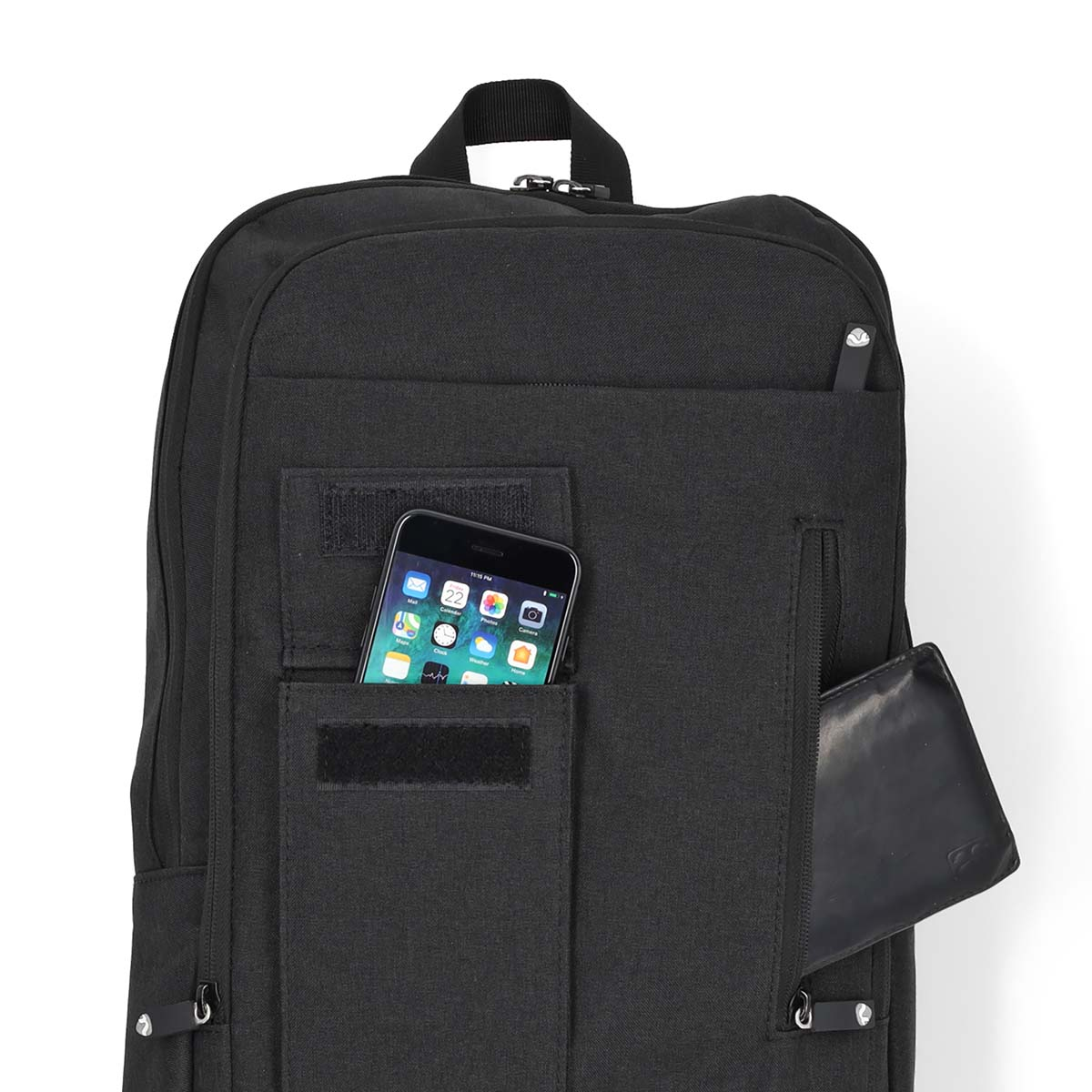 Schwarzer Rucksack mit Handy und Geldbörse in den Taschen, vor weißem Hintergrund.