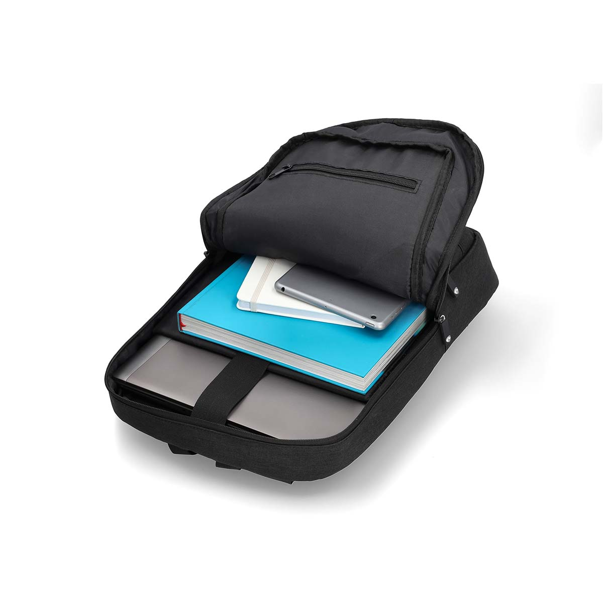 Ein offener schwarzer Rucksack mit einem Laptop, einem Tablet und zwei Notizbüchern. Der Rucksack steht auf weißem Untergrund.