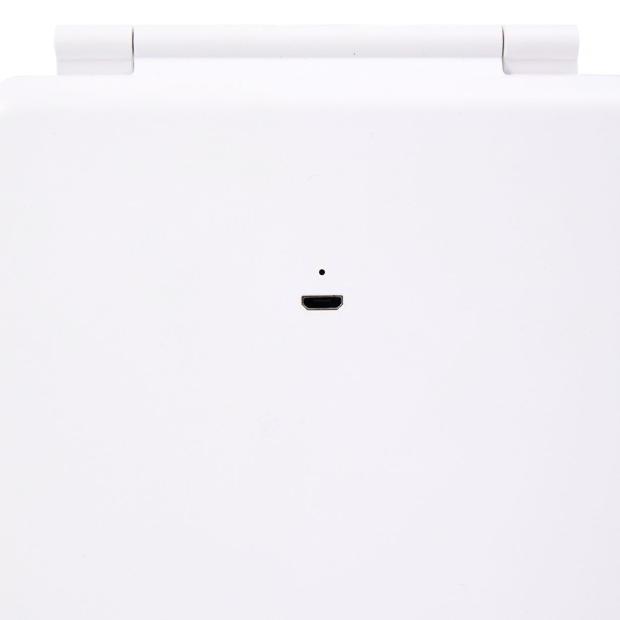 Dispositivo blanco, probablemente un cargador, con un único puerto USB-C, sobre fondo blanco.