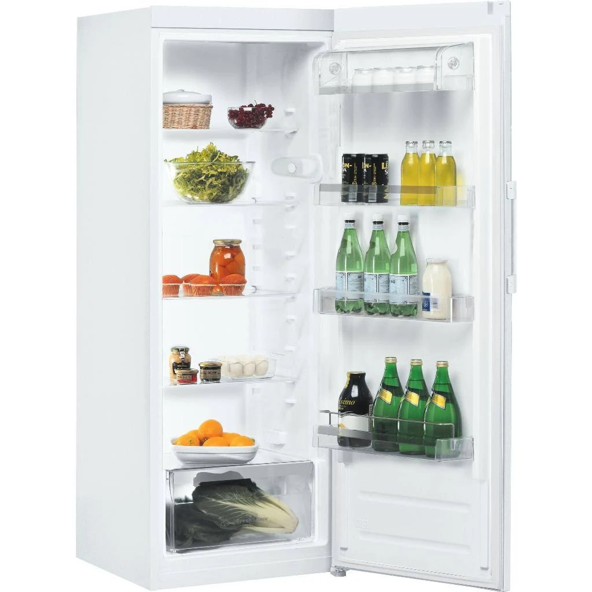 Un refrigerador blanco abierto lleno de alimentos en varios estantes.