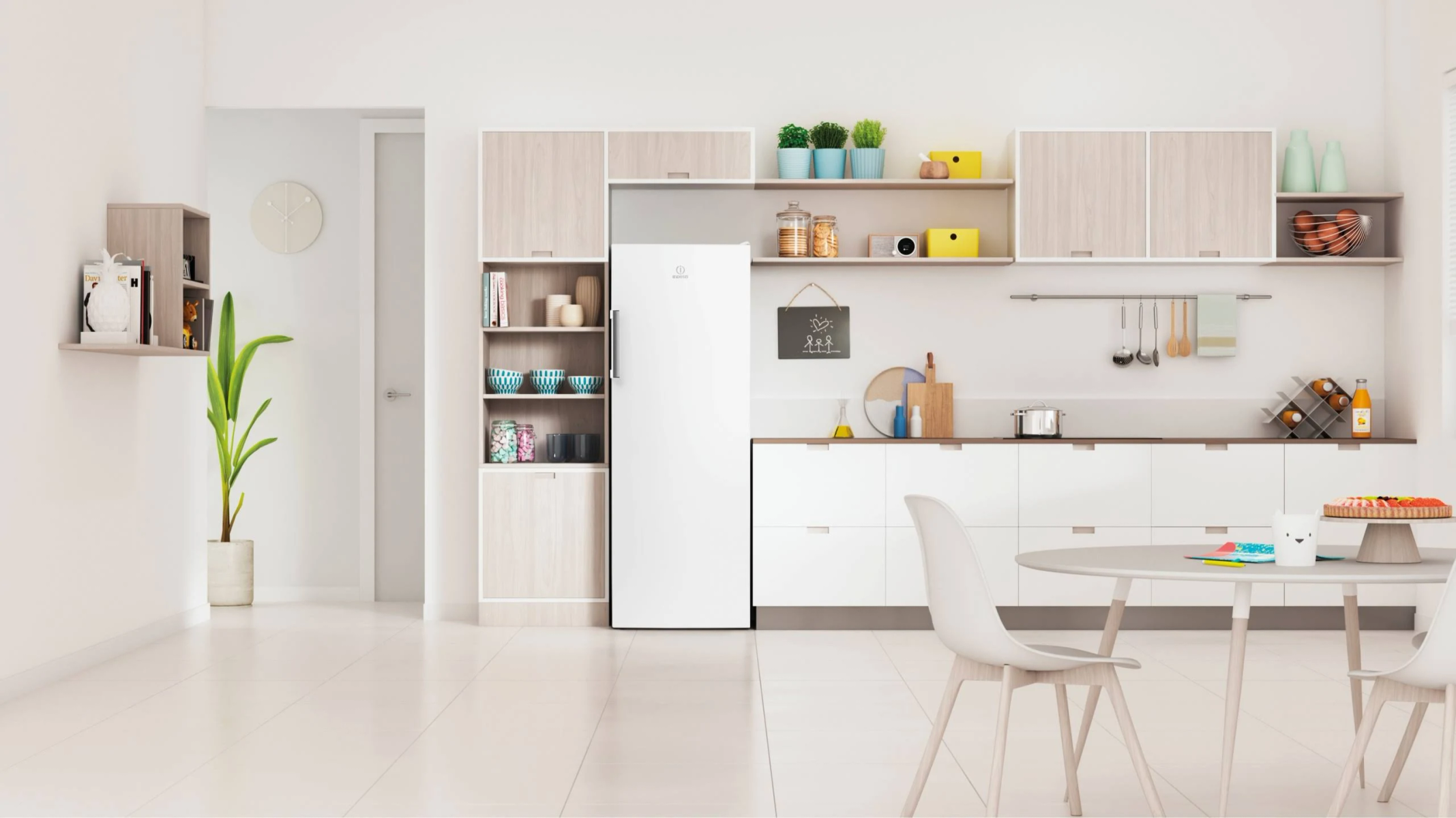 Una cocina moderna con gabinetes blancos, un refrigerador blanco y un comedor.