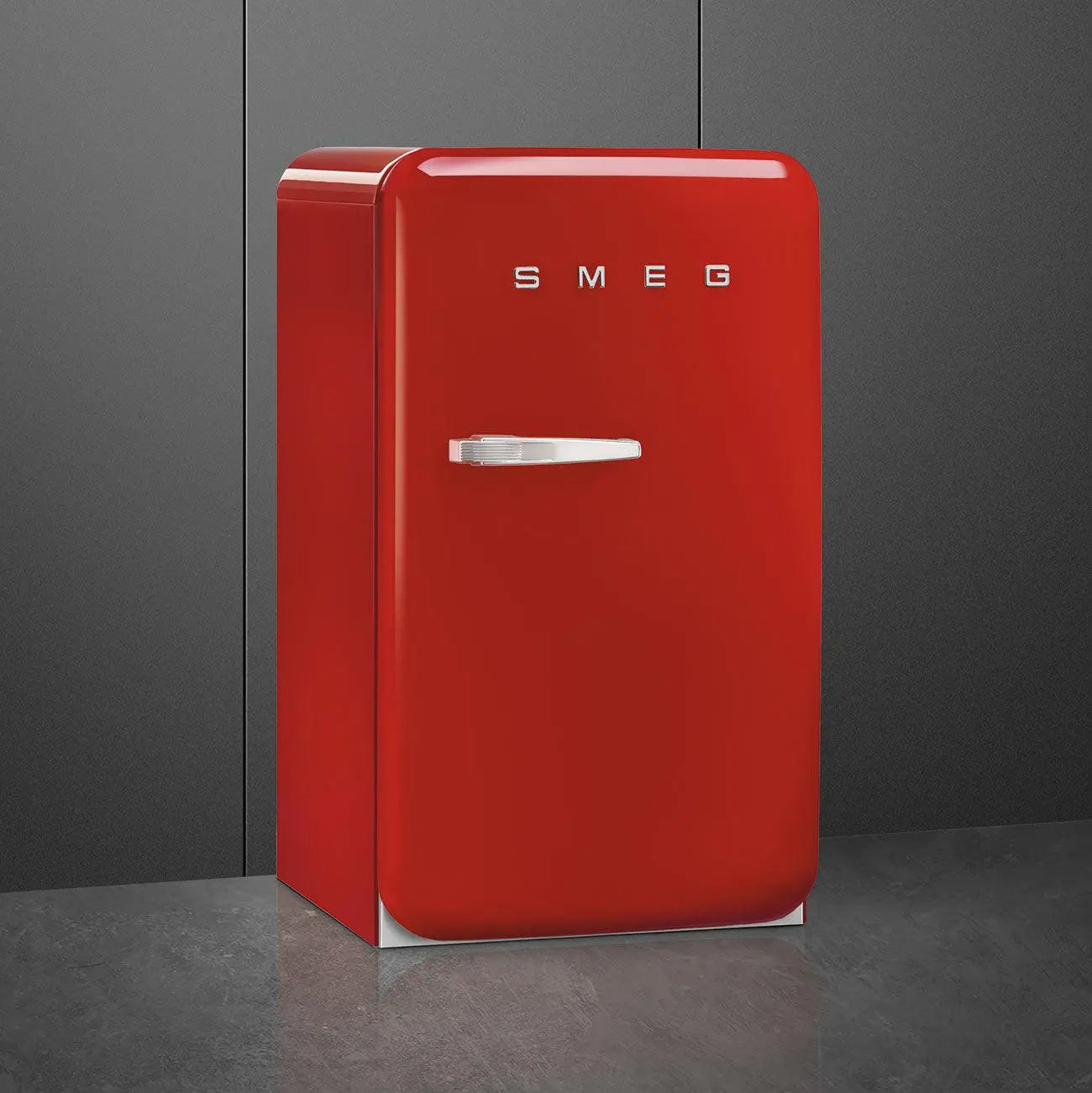 Refrigerador rojo de estilo retro con manija cromada. La marca SMEG es visible en la puerta.