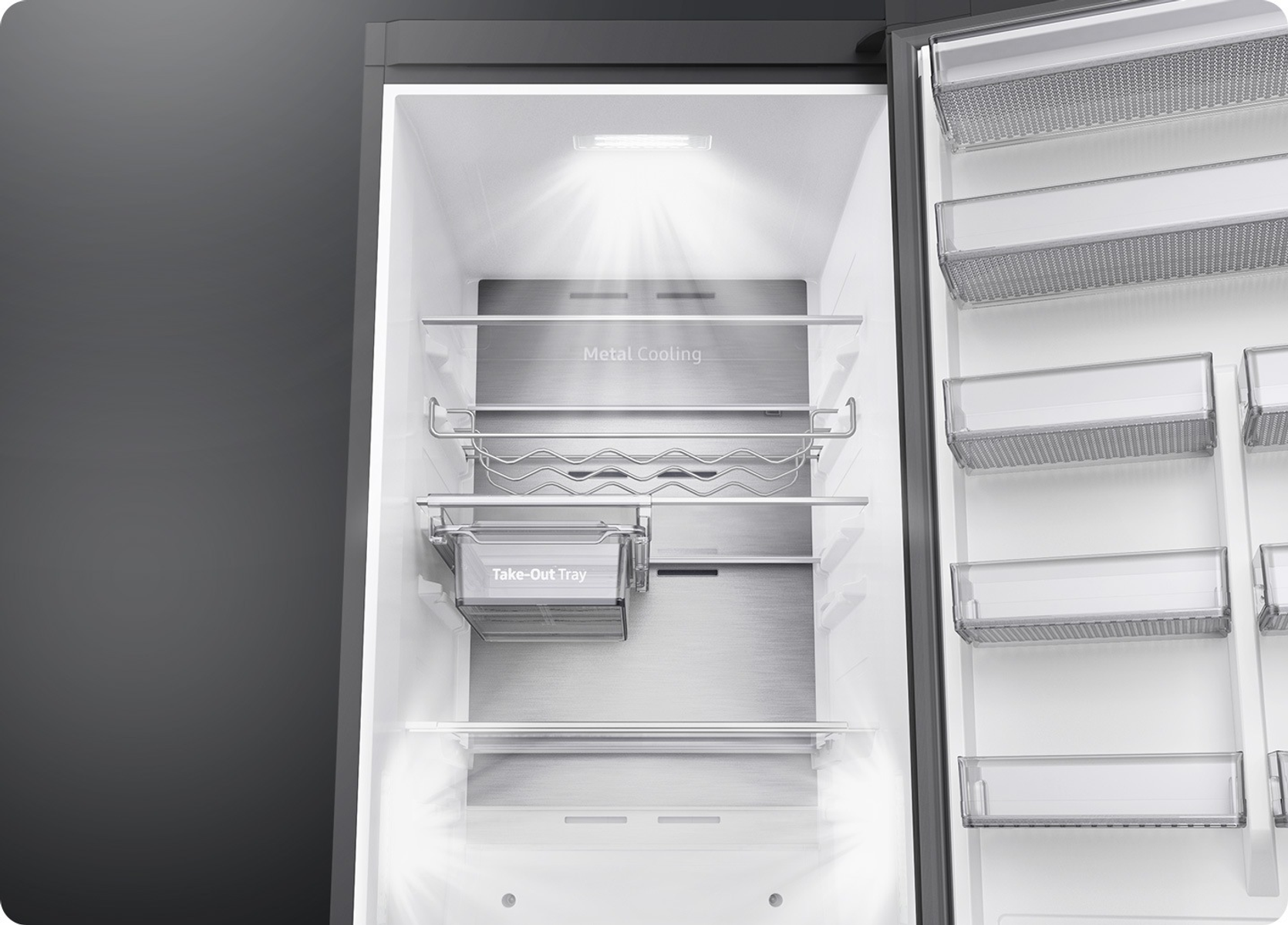Interior de un refrigerador con iluminación brillante. Estantes metálicos y una bandeja extraíble.