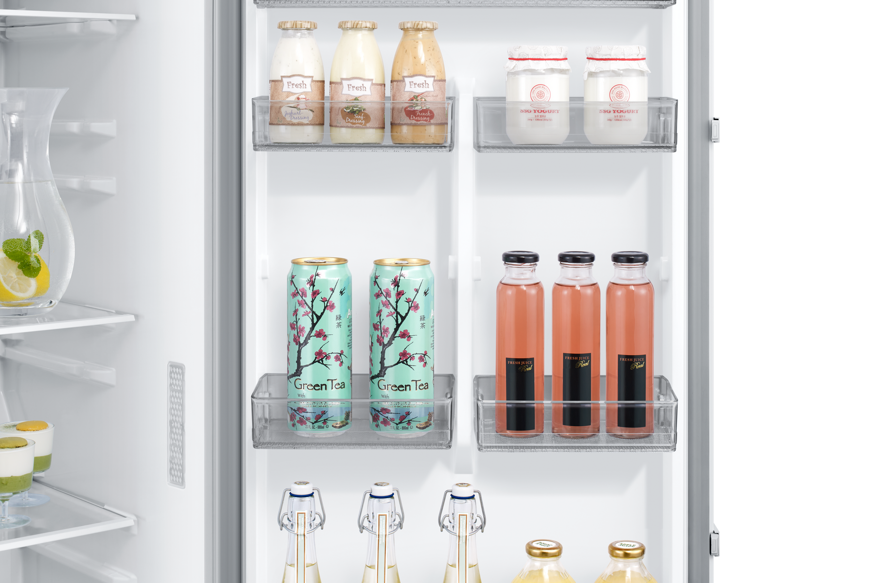 Dentro de un refrigerador: bebidas, yogur y alimentos en estantes. Contenedores transparentes.