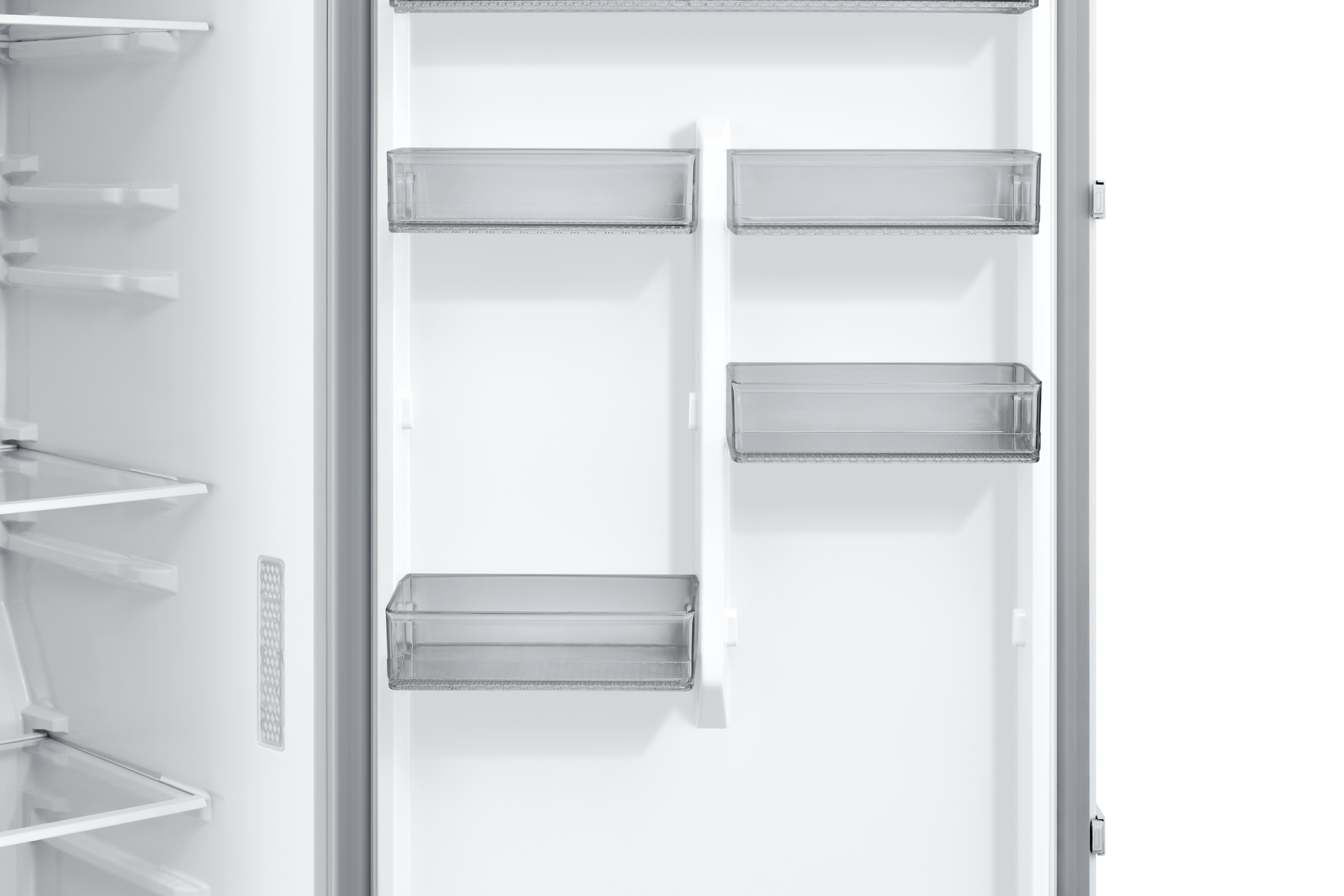 Interior de un refrigerador con estantes y cajones. El fondo es blanco.