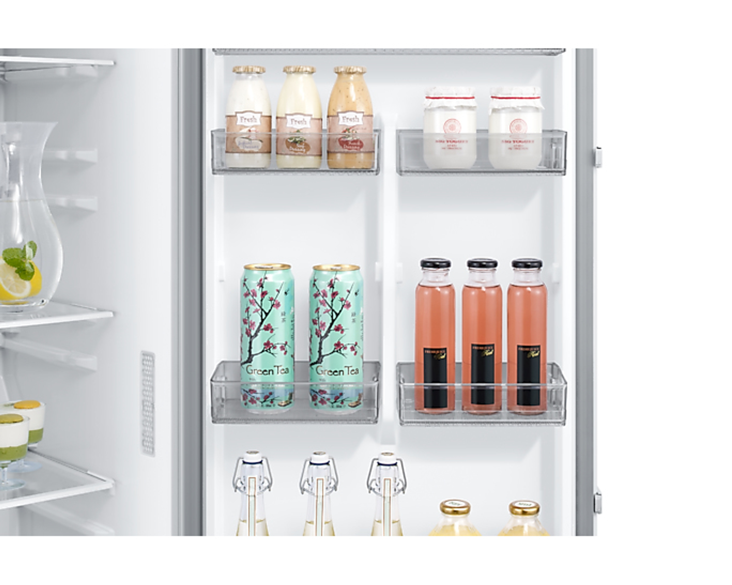 Dentro de un refrigerador con varias bebidas y alimentos.