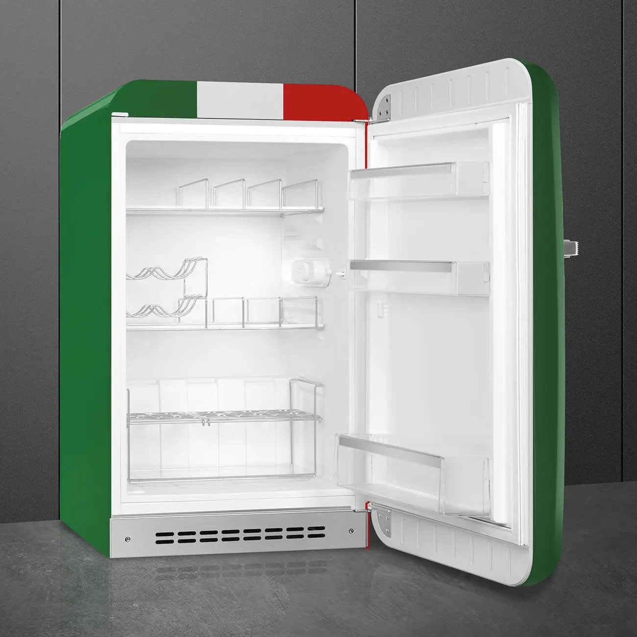 Un refrigerador retro con la bandera italiana en la parte superior. La puerta está abierta.