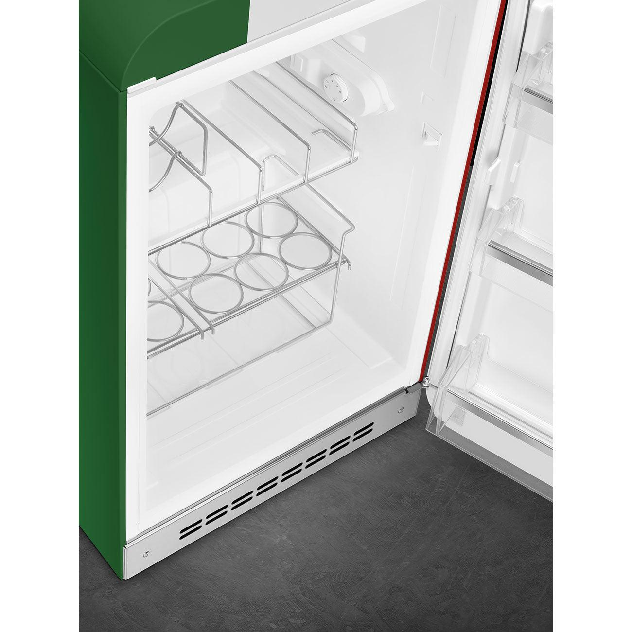 Interior de refrigerador verde y blanco con estantes cromados y puerta abierta.
