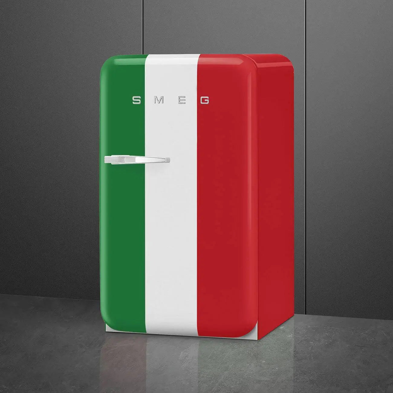 Refrigerador estilo retro con los colores de la bandera italiana. Franjas verticales verdes, blancas y rojas.