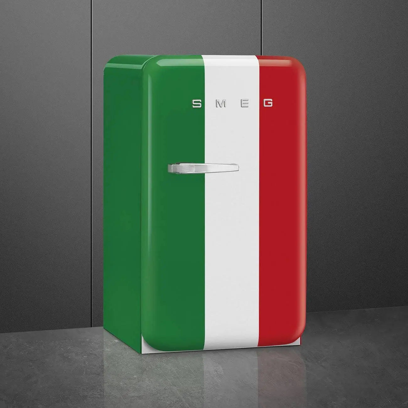 Refrigerador Smeg con diseño de bandera italiana, franjas verde, blanco y rojo, sobre fondo gris.