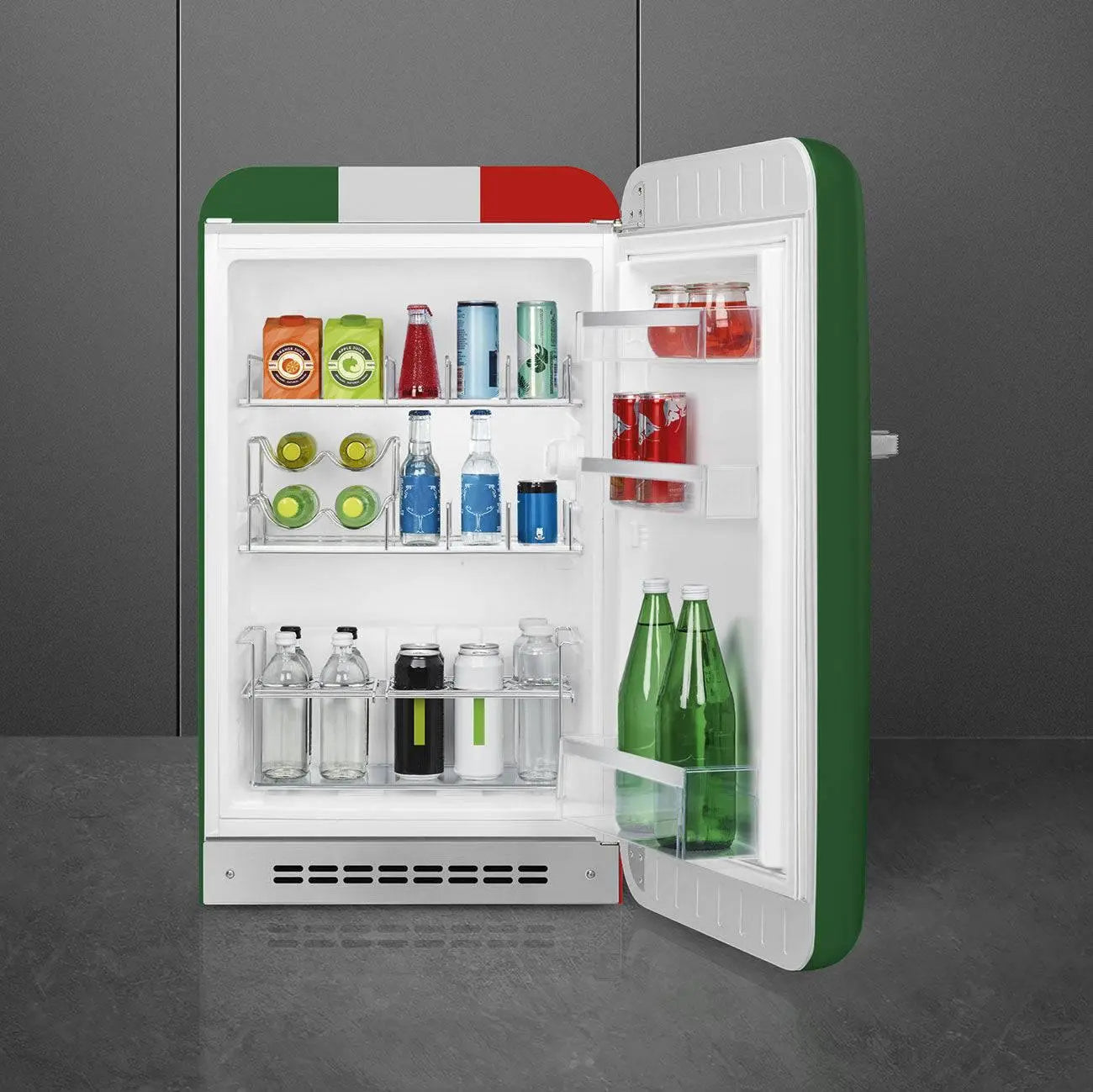 Nevera abierta con diseño de bandera italiana, llena de bebidas y tarros.