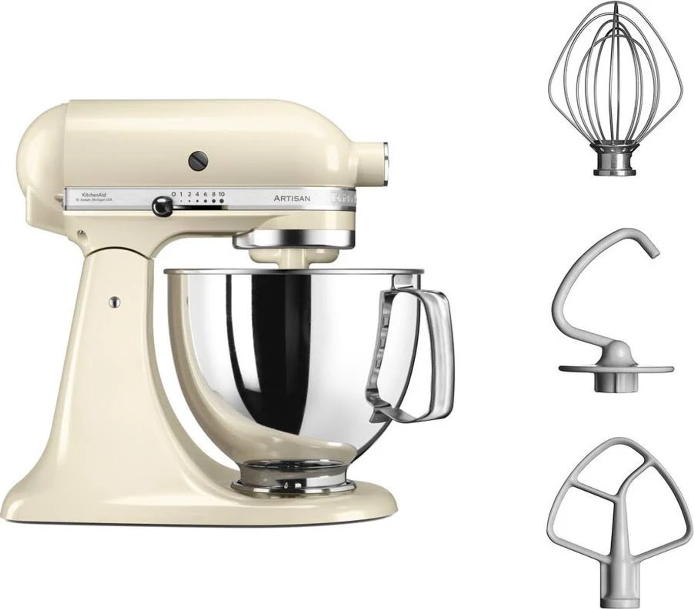KitchenAid Artisan mikser, krem rengi, yanında üç ek parça, beyaz zemin.