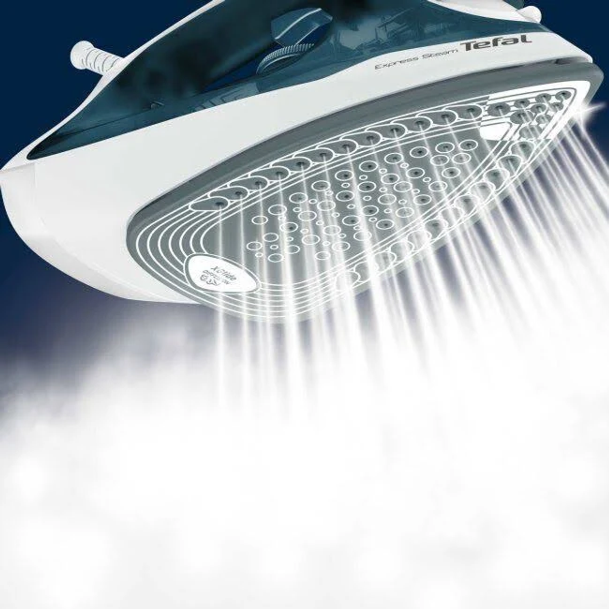 Primer plano de una plancha Tefal blanca y azul emitiendo vapor. La plancha está orientada al espectador.