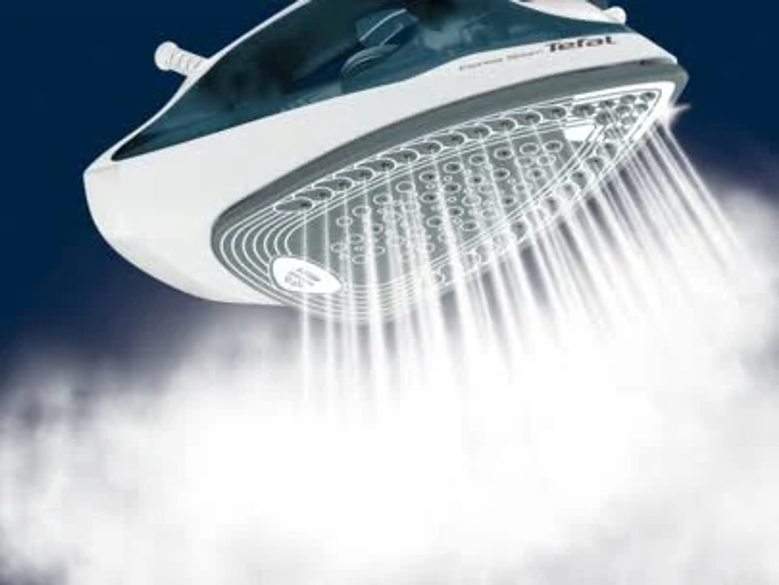 Plancha de vapor liberando vapor, con vapor de agua ascendente.
