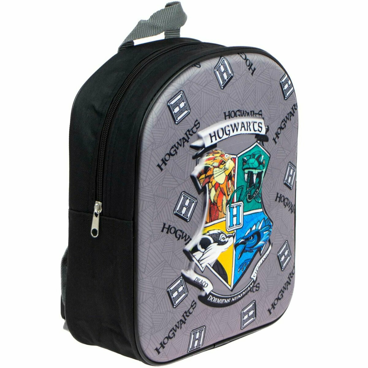 Harry Potter Rucksack mit Hogwarts-Wappen auf grauem, gemustertem Hintergrund.
