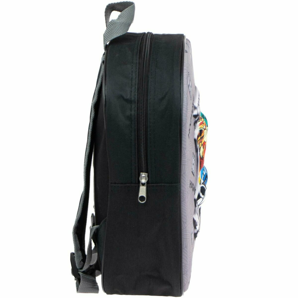 Seitenansicht eines schwarzen Rucksacks mit bunten Cartoon-Grafiken auf der Vorderseite.