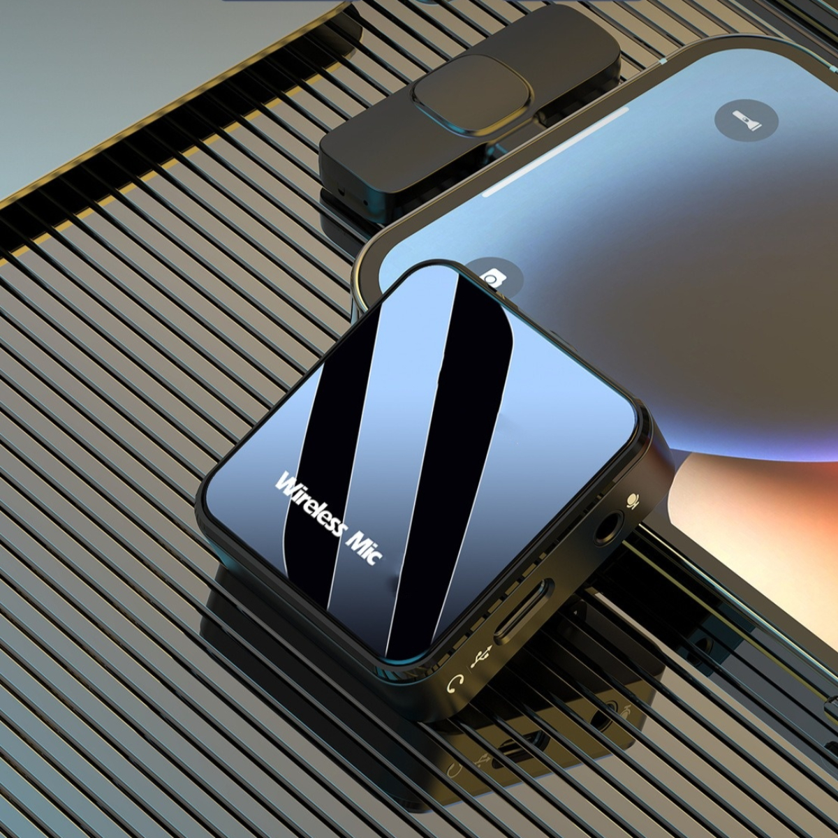 Ein schwarzes drahtloses Mikrofon mit glänzender Oberfläche, ein Smartphone und weitere Elemente.