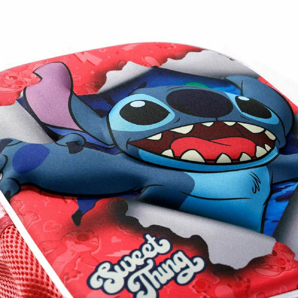 Nahaufnahme eines Rucksacks mit Stitch-Figur und dem Schriftzug 'Sweet Thing'.