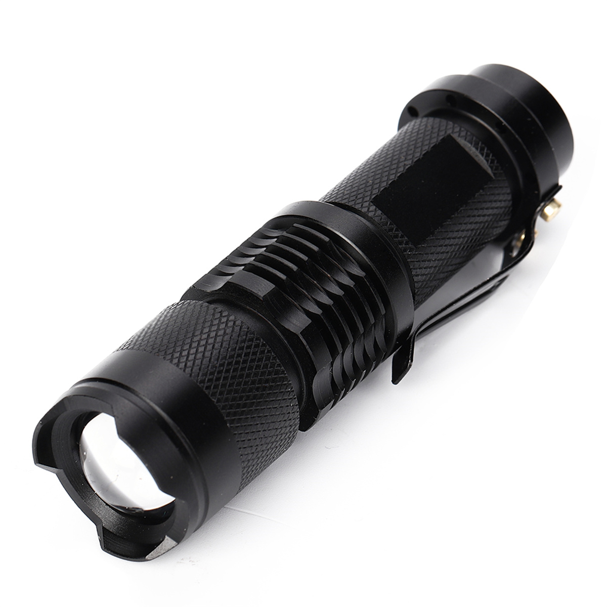 Schwarze Taschenlampe, abgewinkelt. Das Licht ist an. Es befindet sich auf einer weißen Oberfläche.