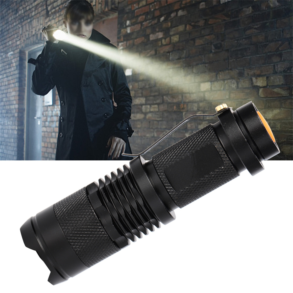 Schwarze Taschenlampe, gehalten von einer Person in dunkler Umgebung.