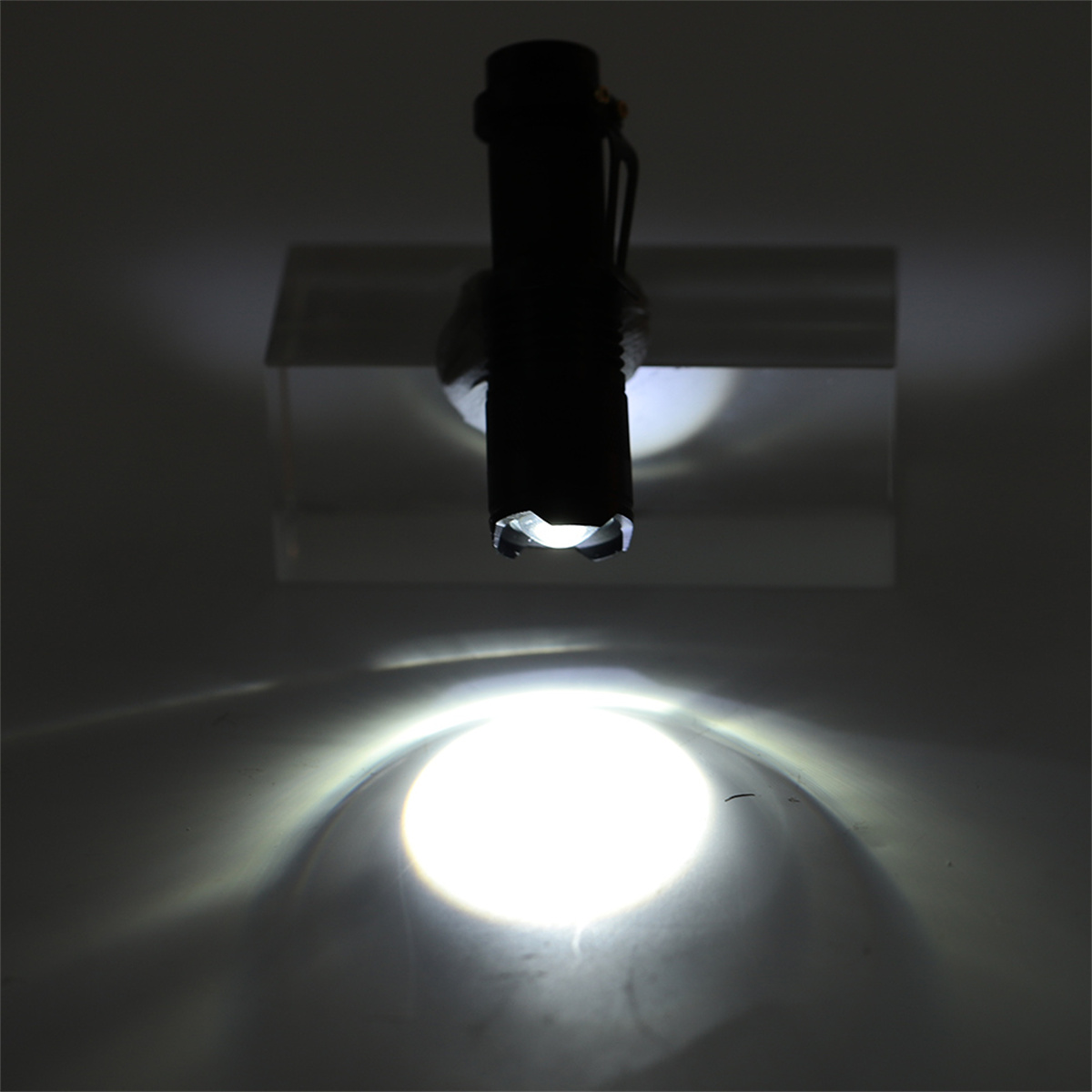 Eine Taschenlampe, die helles weißes Licht auf eine Oberfläche scheint, auf einem klaren Ständer. Dunkler Hintergrund.