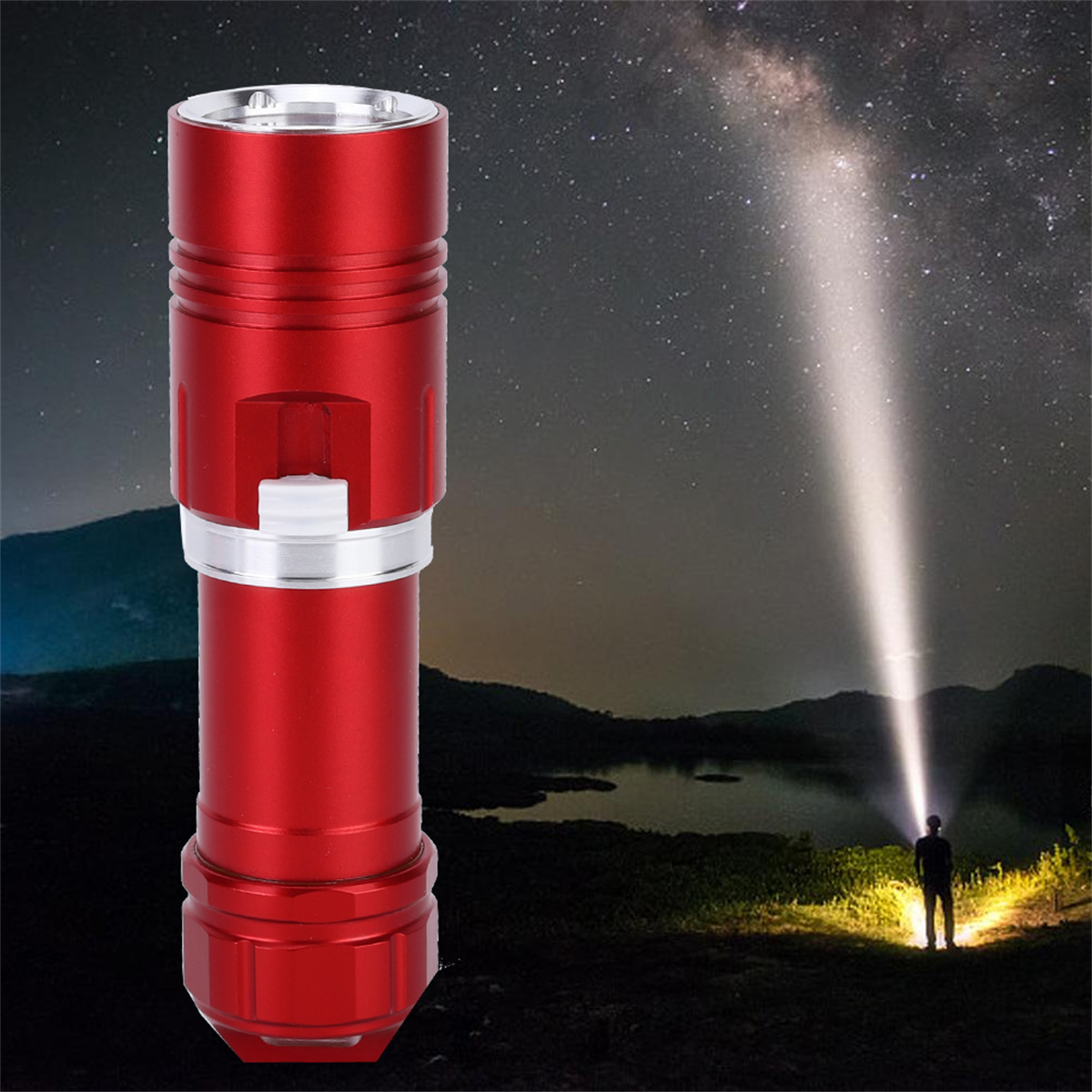 Eine rote Taschenlampe strahlt einen hellen Strahl auf eine schattenhafte Figur bei Nacht.