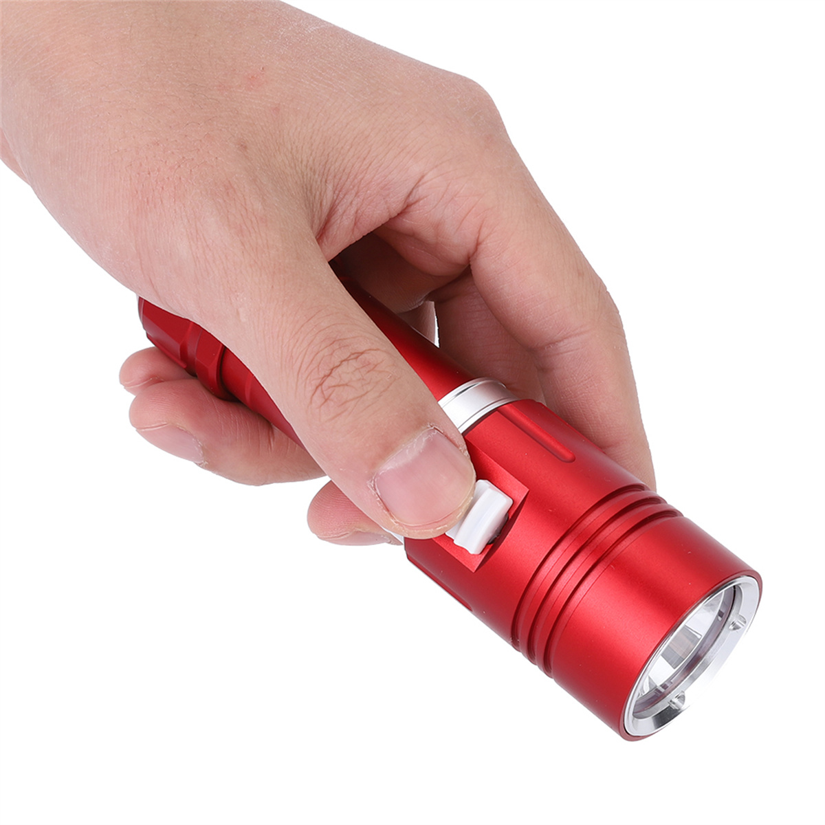 Eine rote Taschenlampe, die von einer Hand gehalten wird. Das Licht ist an.