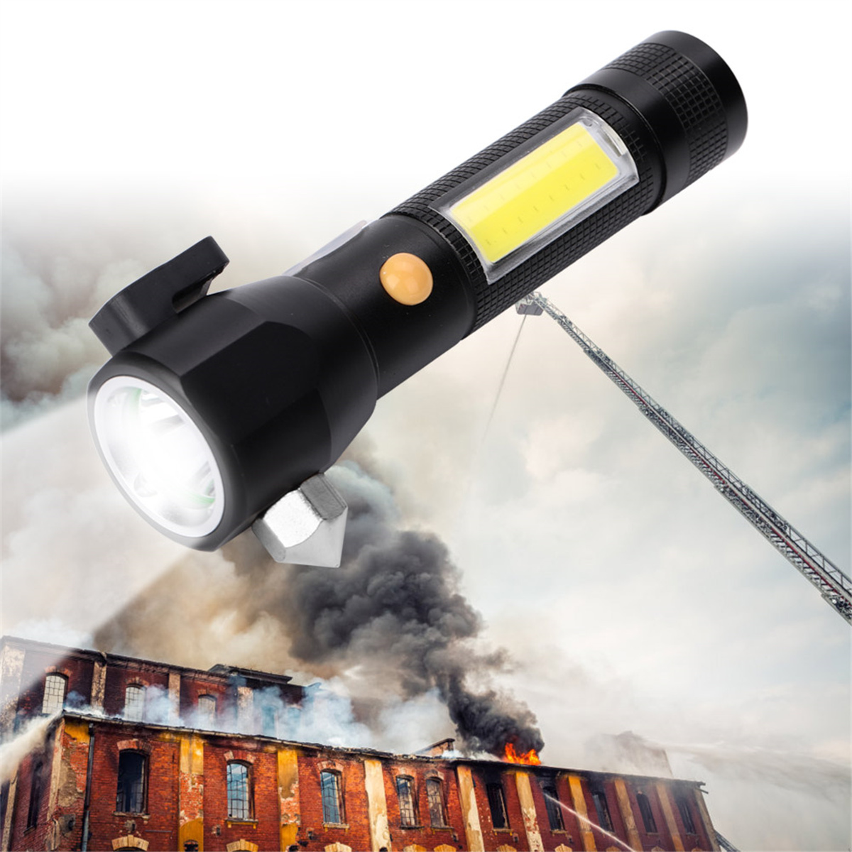 Schwarze Taschenlampe in der Luft, mit Flammen und einem brennenden Gebäude im Hintergrund.