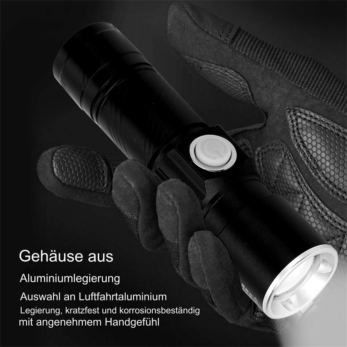 Eine schwarze Taschenlampe mit Handschuhen in der Hand, weißem Hintergrund und Text auf Deutsch.
