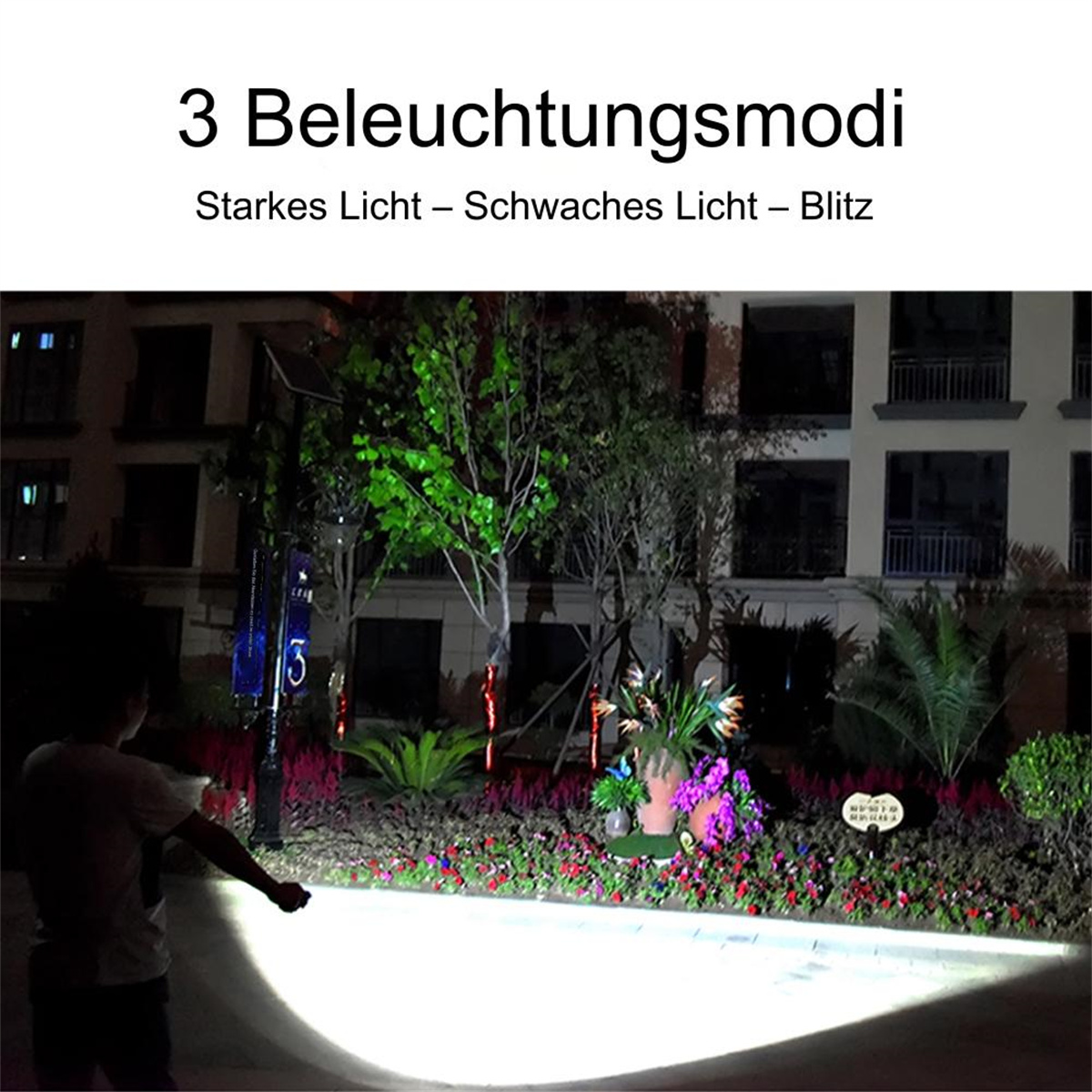 Eine Person richtet eine Taschenlampe auf Blumen und Pflanzen in einem Garten bei Nacht. Der Text sagt 3 Beleuchtungsmodi.