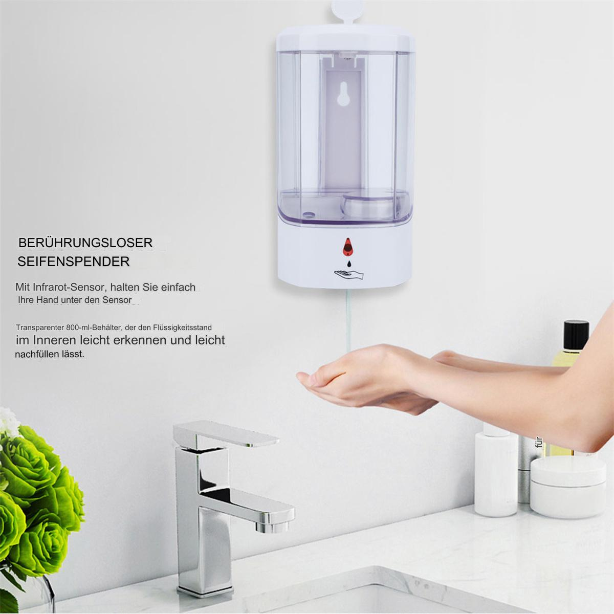 Automatischer Seifenspender mit Händen darunter, vor einem weißen Hintergrund.