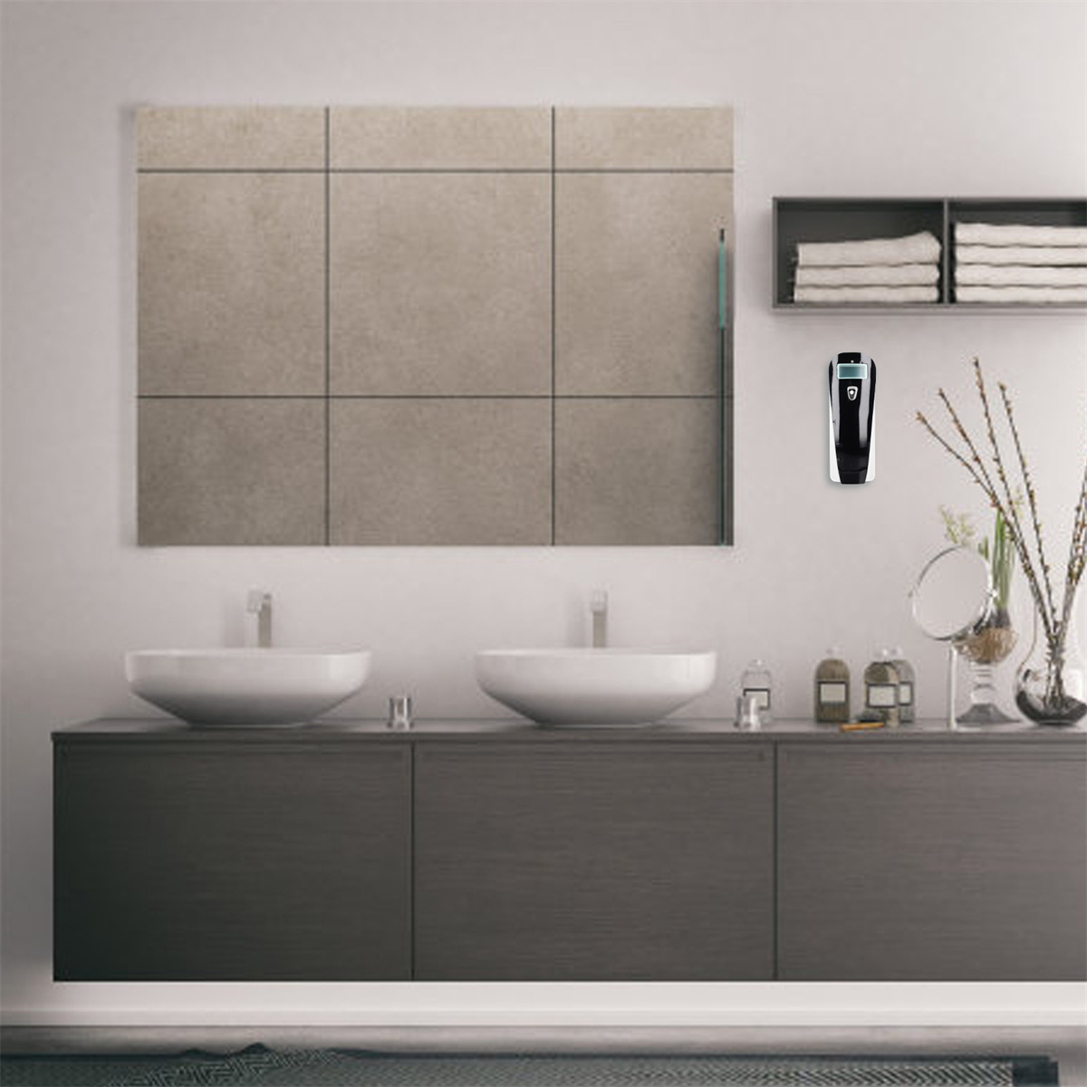 Badezimmer-Interieur mit Spiegel, zwei Waschbecken und Seifenspender.