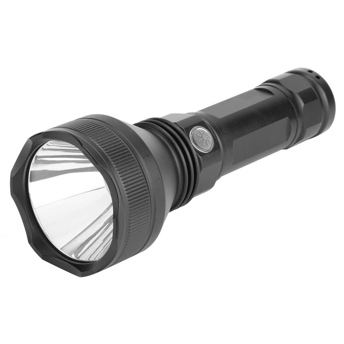 Schwarze Taschenlampe mit breiter, facettierter Linse. Die Taschenlampe ist zylindrisch mit strukturiertem Griff. Weißer Hintergrund.