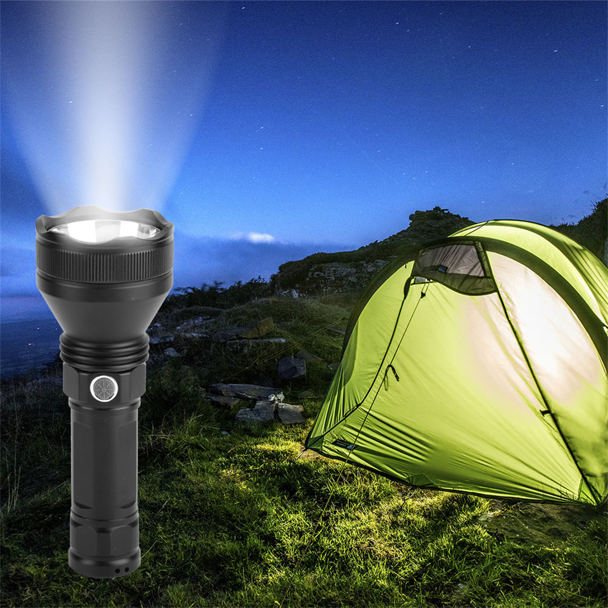 Schwarze Taschenlampe, die Licht auf ein Zelt und einen sternenklaren Nachthimmel wirft.