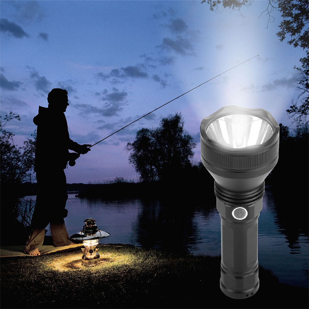 Eine Person fischt nachts mit einer hellen Taschenlampe. Dunkles Wasser und Bäume im Hintergrund.