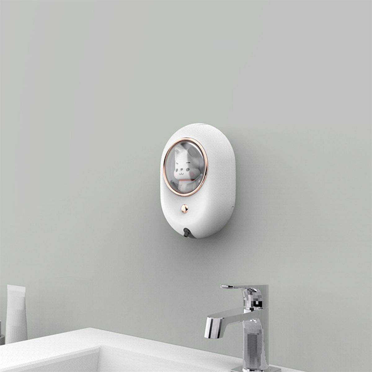 Weißer Katzenseifenspender. Ovale Form an hellgrüner Wand, silberner Wasserhahn.