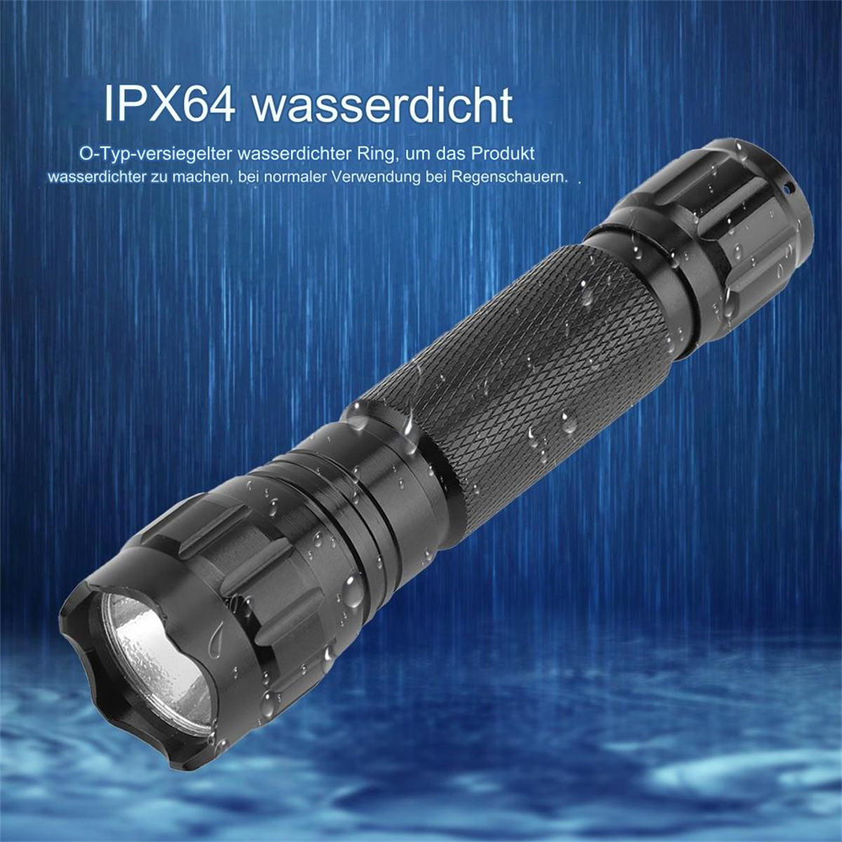 Schwarze wasserdichte Taschenlampe mit Wassertropfen. Der Hintergrund zeigt Regen.