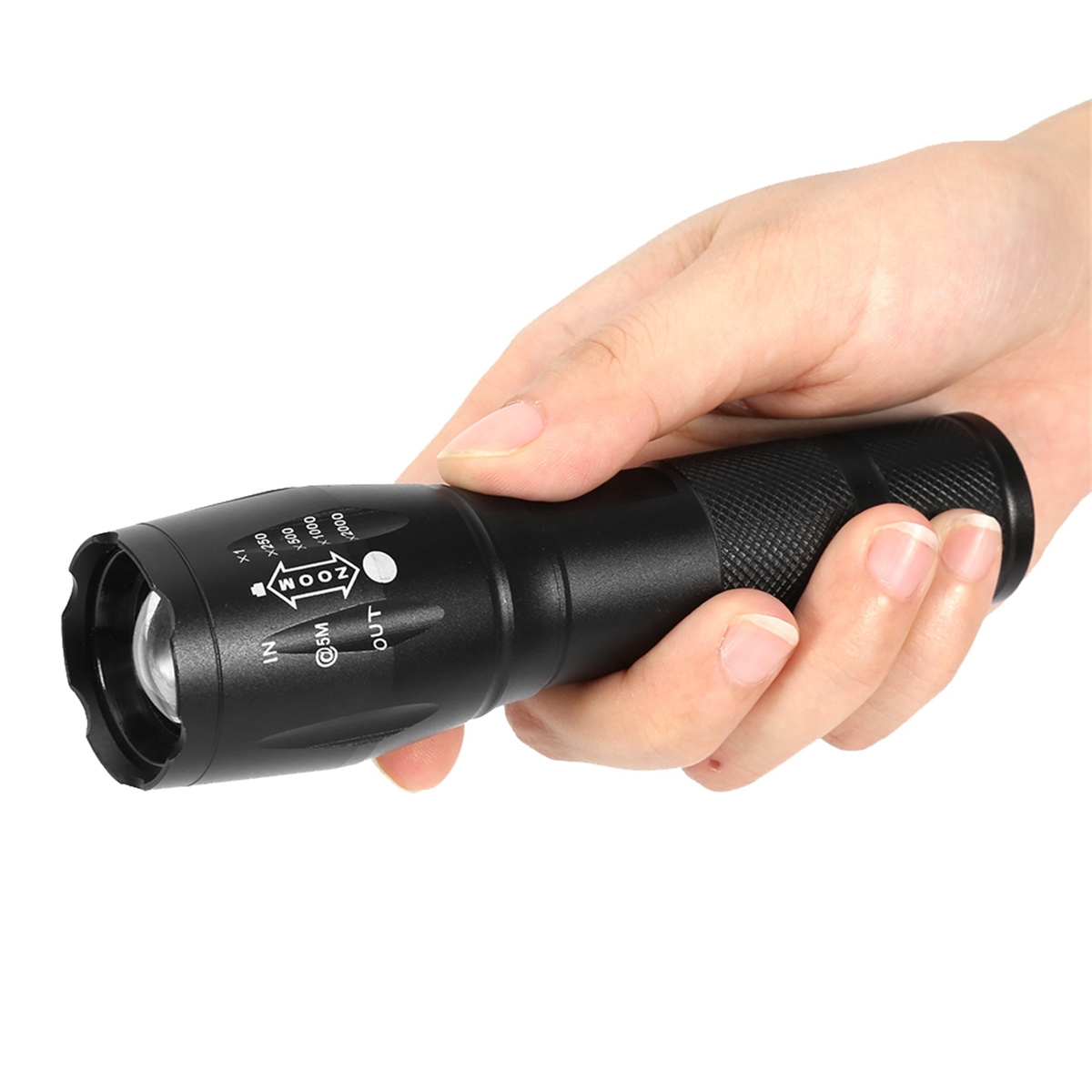 Eine schwarze Taschenlampe in einer Hand gehalten, mit Zoom- und Helligkeitseinstellungen sichtbar.